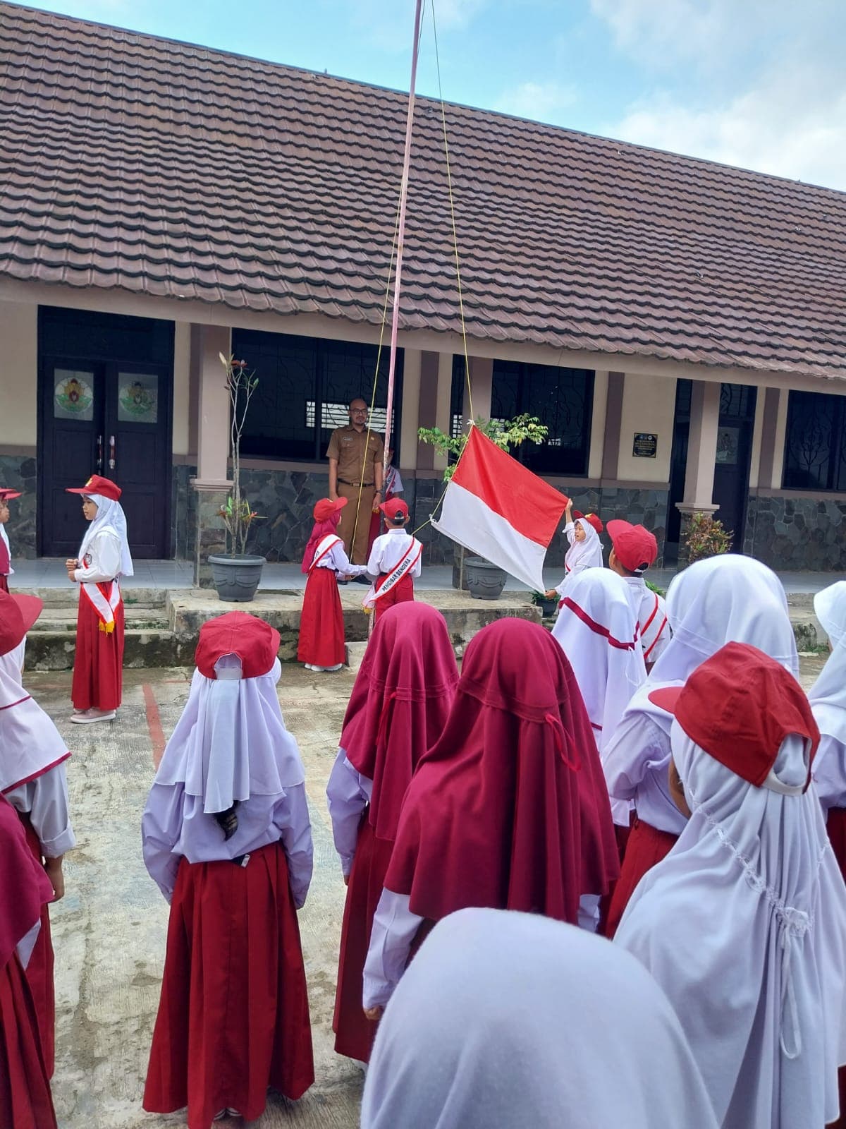 SDN 2 Nangerang Gelar Upacara Rutin dengan Disiplin Tinggi, Pak Andris Pimpin sebagai Pembina