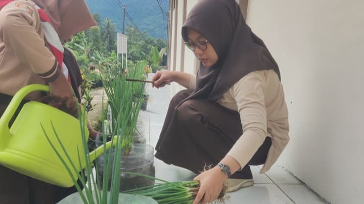 SDN 2 Nangerang Gelar Kegiatan 'Tatanen di Bale Atikan': Panen Bawang Daun Sebagai Wujud Pembelajaran Berbasis Lingkungan